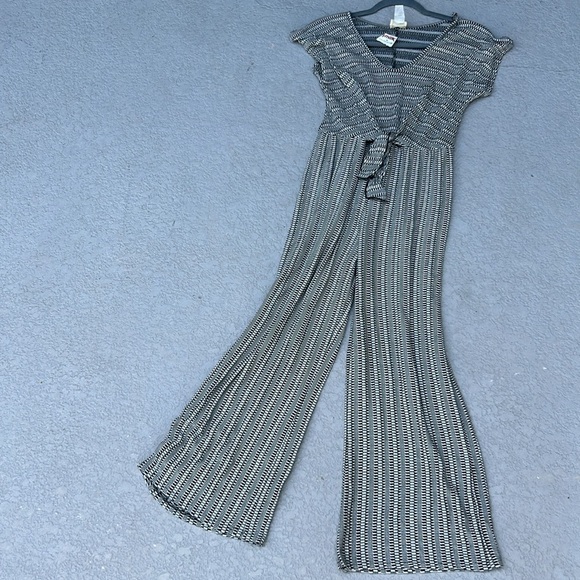 NWT Caution To The Wind Black White Short Sleeve Wide Leg Romper Size M - Picture 6 of 7